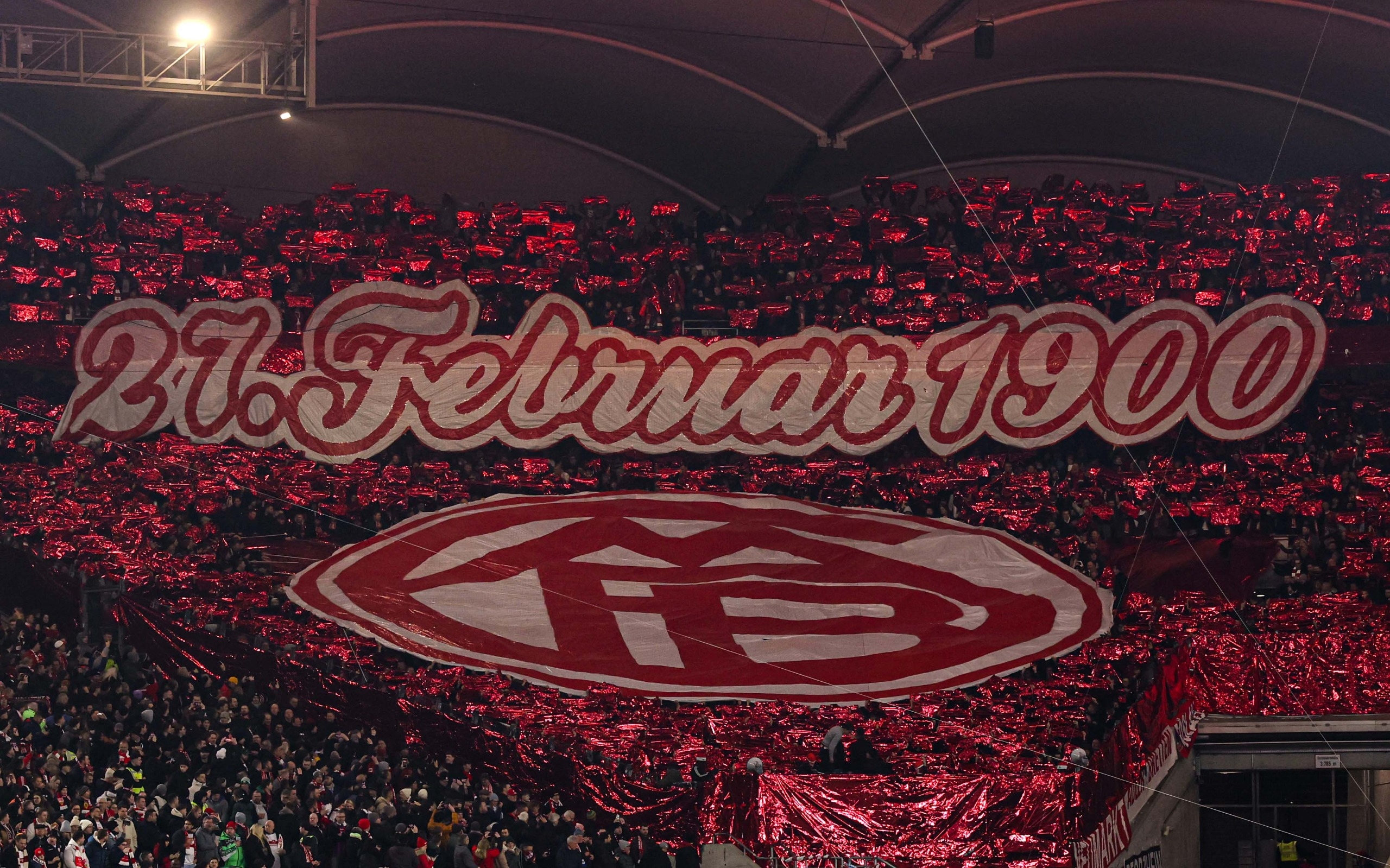 拜仁球迷在看臺展示TIFO，慶祝俱樂部成立125周年