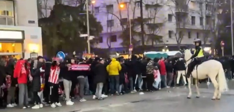 馬競球迷進入伯納烏時向人群投擲雜物，導致安保對其進行脫鞋檢查