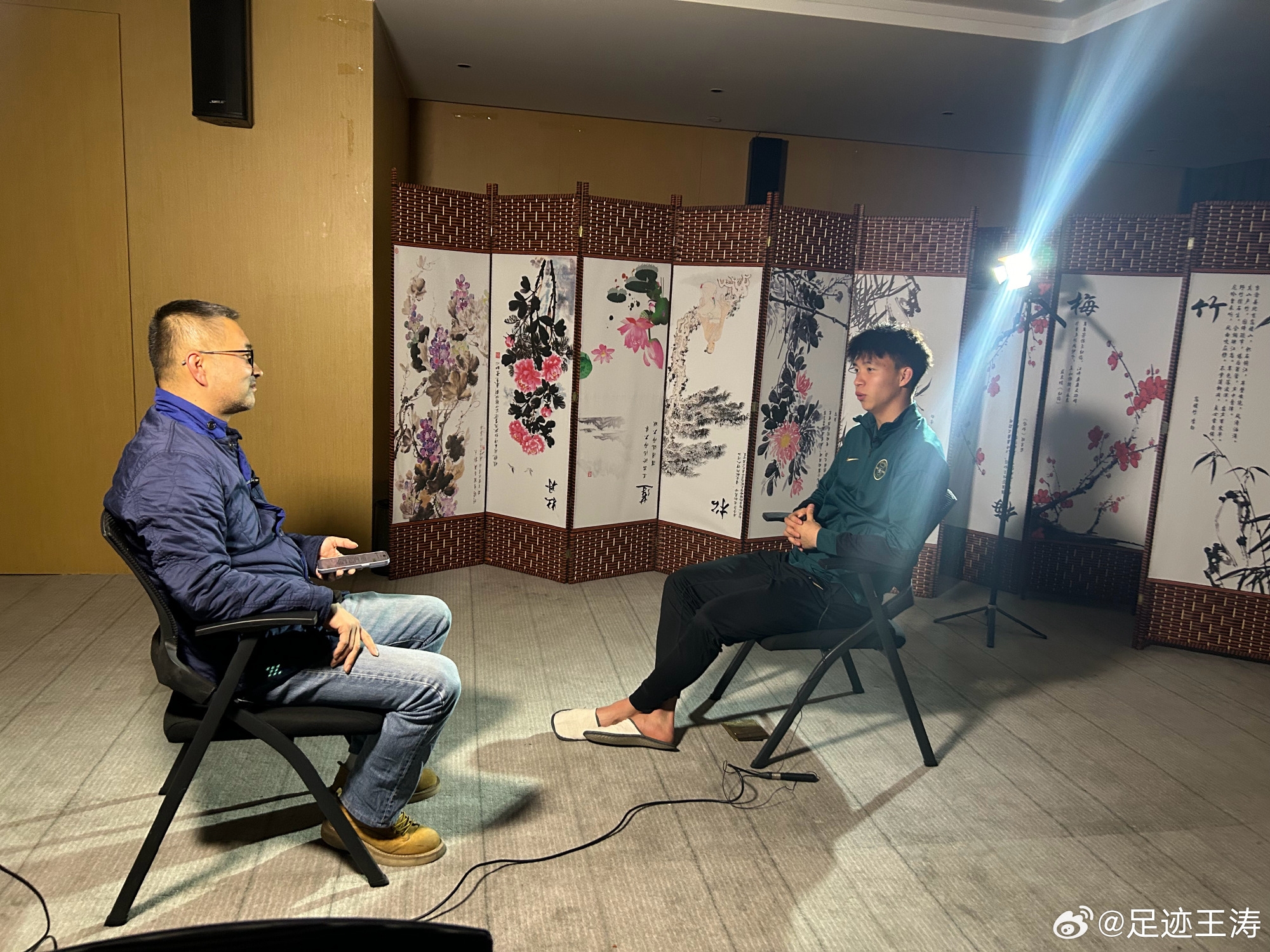 記者：王鈺棟視韋世豪為偶像&想加他微信，現(xiàn)進(jìn)了國足不知加到?jīng)]