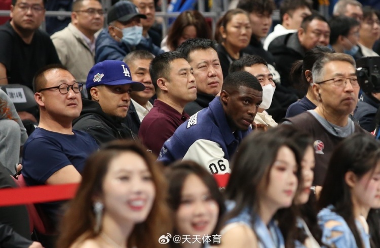 真籃球迷！國安外援法比奧攜玉昆外援科斯塔來到五棵松觀戰(zhàn)CBA