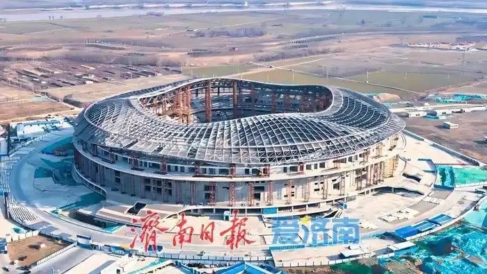 魯媒：戴上1.6萬(wàn)噸“鋼鐵巨冠”，黃河體育中心球場(chǎng)完成屋蓋施工
