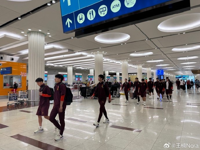 進(jìn)入客戰(zhàn)沙特最后沖刺！國(guó)足離開(kāi)迪拜，乘坐班機(jī)前往利雅得