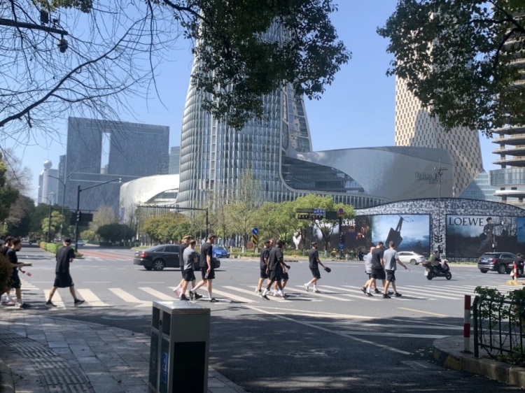 心態(tài)放松，有網(wǎng)友拍到澳大利亞隊(duì)早上在萬象城citywalk