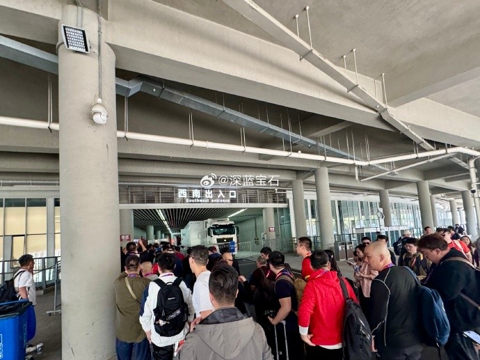 盛況空前！記者曬照：距離中澳之戰(zhàn)還有三小時(shí)，現(xiàn)場(chǎng)記者已超百名