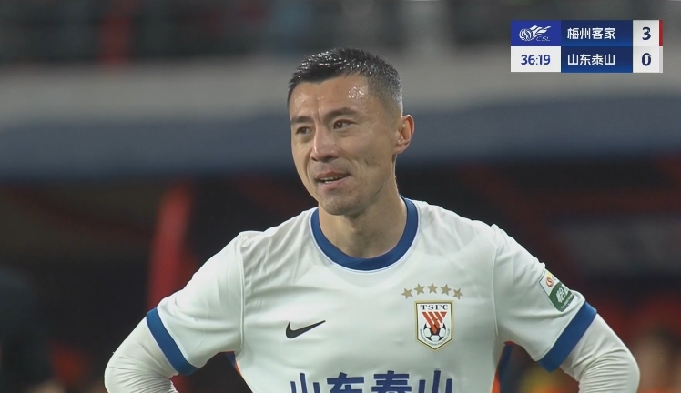 34分鐘0-3落后！36歲鄭錚苦笑36歲大雷沮喪 替補(bǔ)席黃政宇神態(tài)輕松