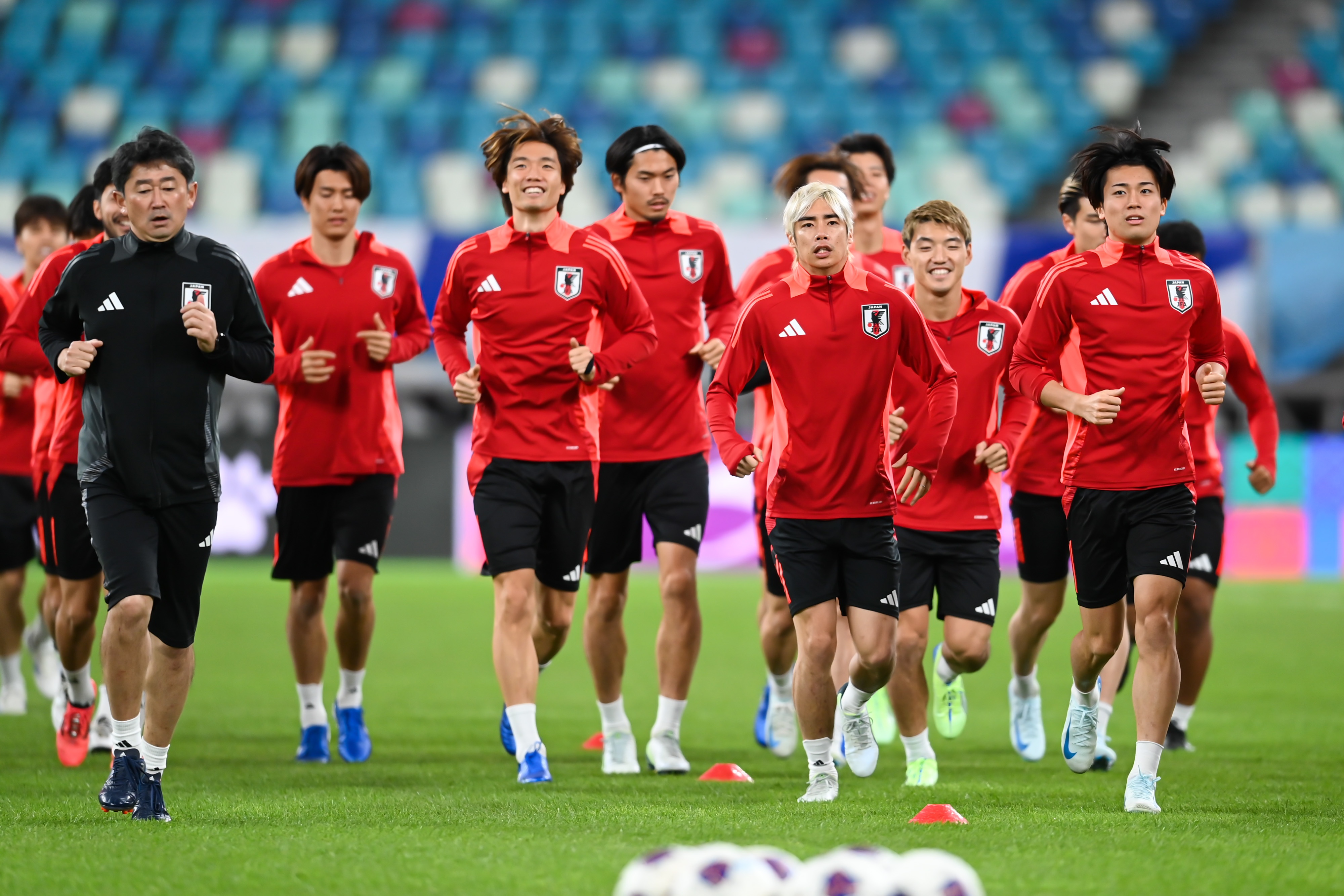 日媒：日本隊(duì)今日進(jìn)行賽前一日踩場訓(xùn)練，三笘薰和長友佑都缺席