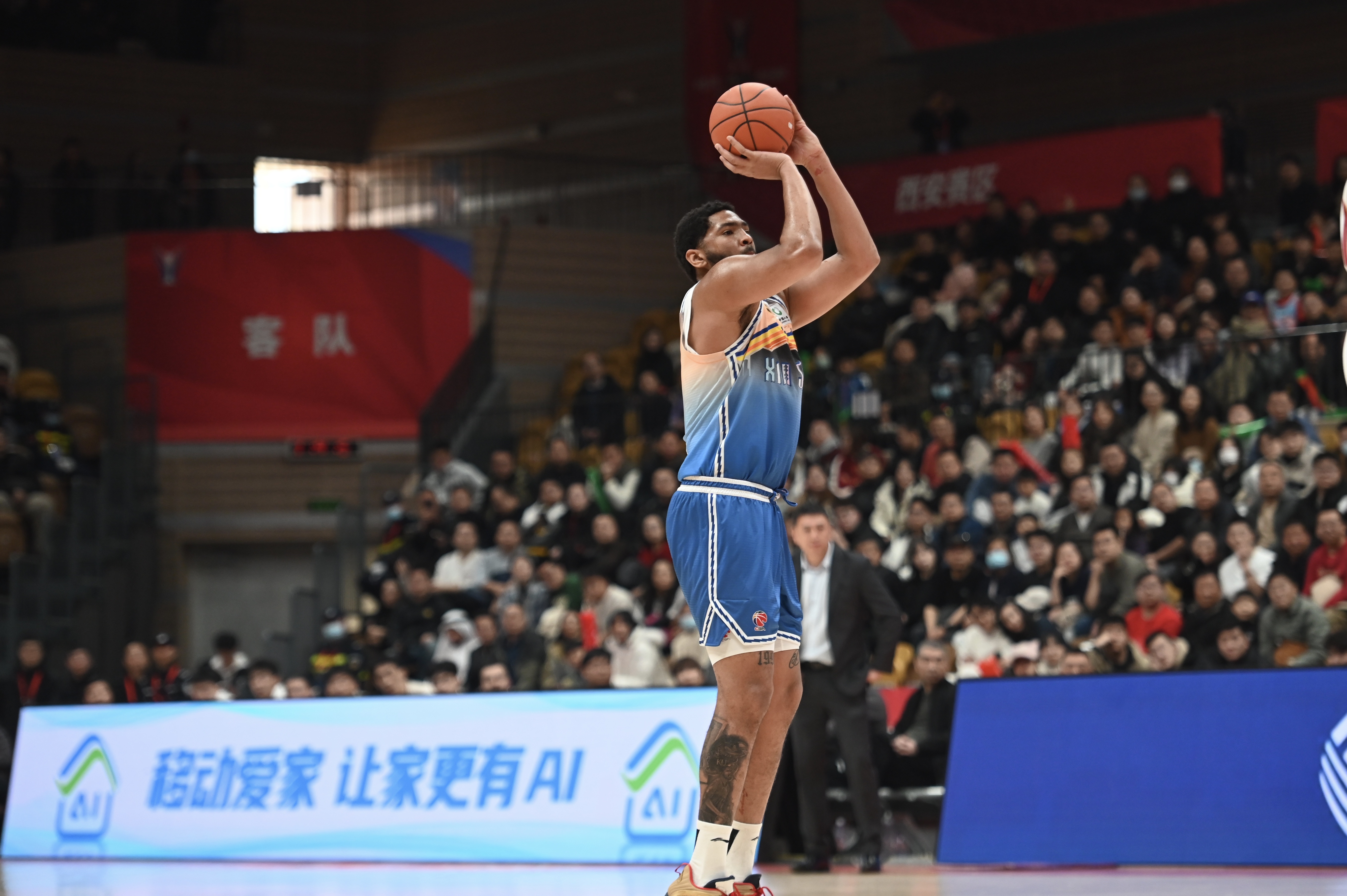 率先發(fā)力！新疆外援勞森首節(jié)7中5拿到11分 三分2中1
